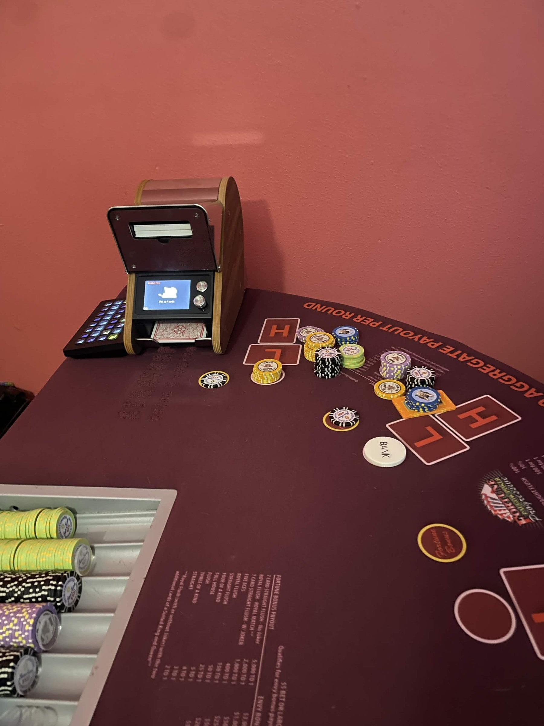 LeShuffler sur la table de Pai Gow d’Andrew Herber, Pai Gow affiché à l’écran, mises posées